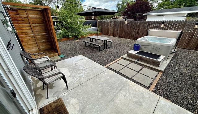 Wine Country Hot Tub Near Jacksonville King Bed