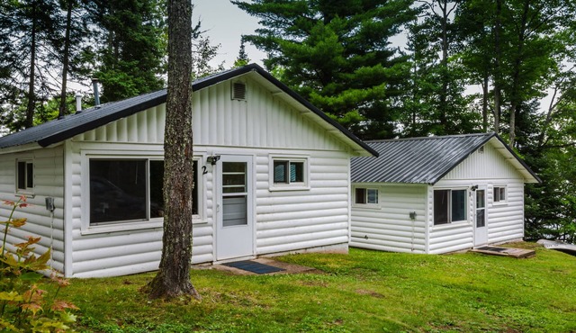 Wooded Lakeside Cottage ,Fishing, Snowmobiling, Hunting, Boats, Hot Tub