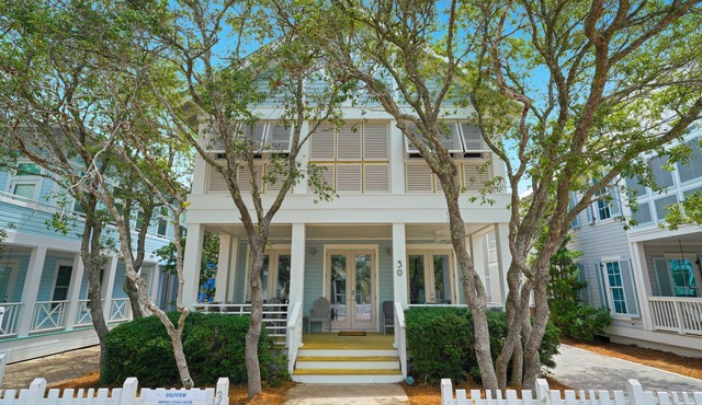 Wow Renovation, Nice Porches, & Tower, 4 Houses to Beach in Seaside + 2 Bikes