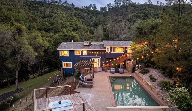 Yosemite Oasis - Mountain Views with Pool and Hottub