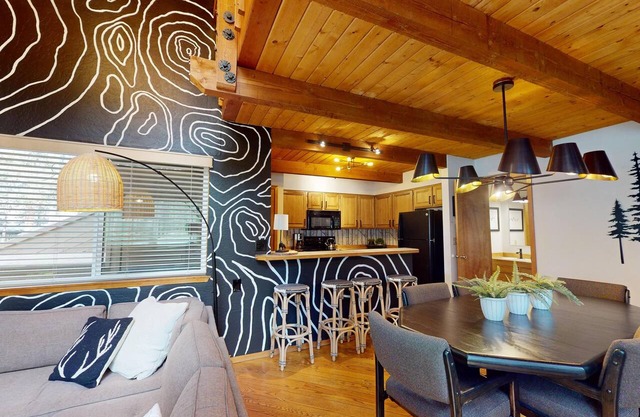 Cozy Sunriver Condo with Access to Exclusive Golf