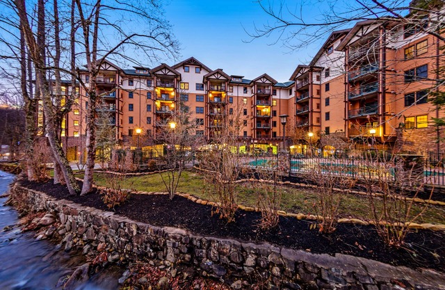 Luxury condo near downtown with free attraction tickets & hot tub/pool