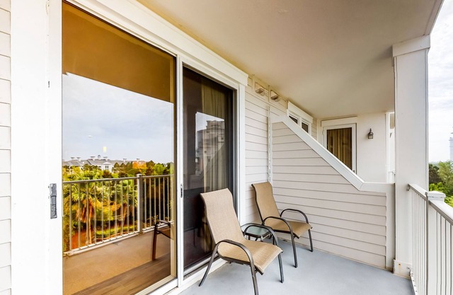 Serene condo with pool, hot tub, balcony, full kitchen, golf, tennis