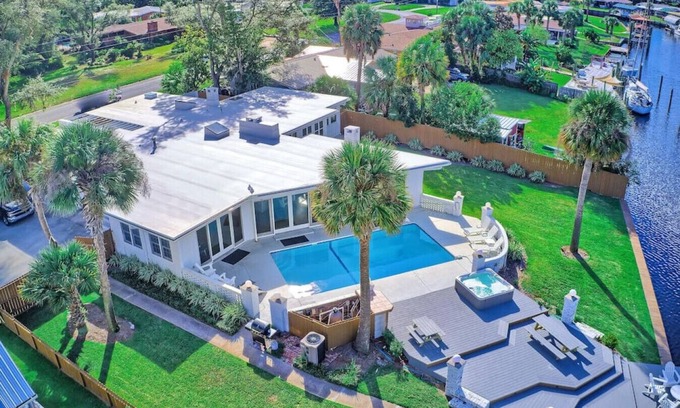 Woodlawn House | Bay Shore - Pool, Bay Access, Boat Rental