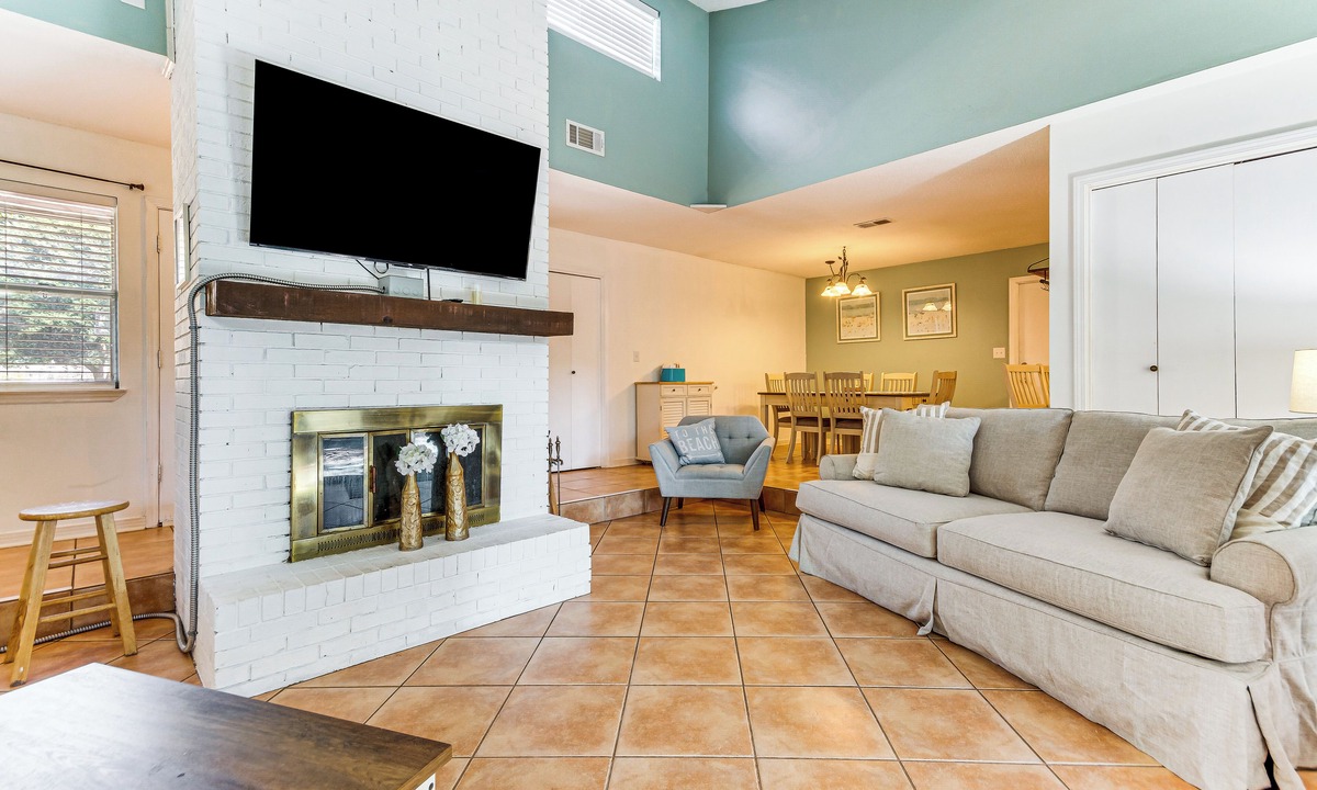 Gulf Breeze Villa | Poolside Oasis: 7 Mi to Pensacola Beach Boardwalk!