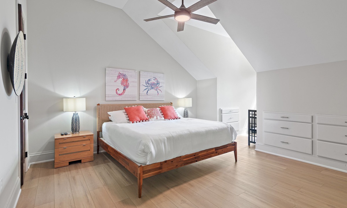 Baytowne Wharf Condo | Baytowne Wharf/Sandestin resort - steps to shopping, restaurants, events & fun!
