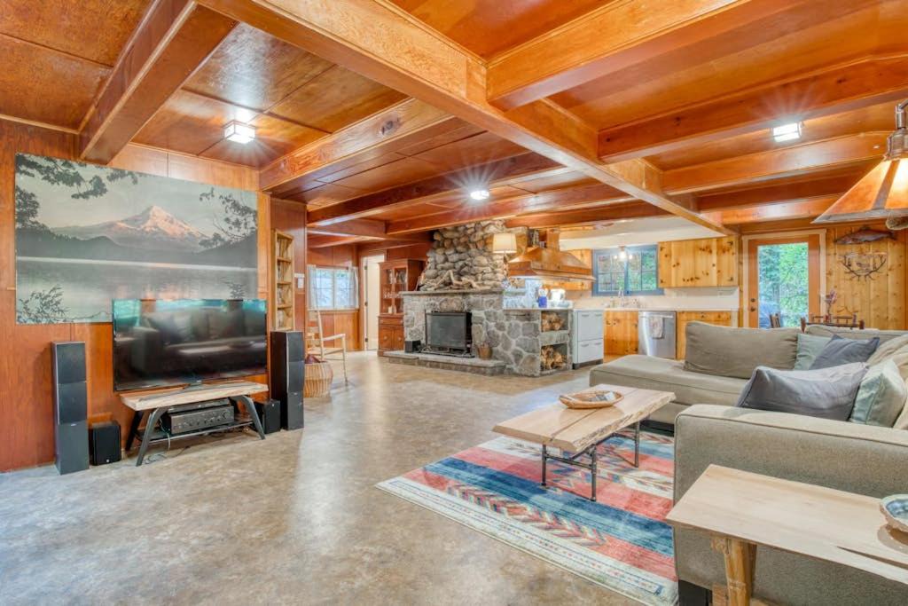 Marmot House | Charming Home with Free WiFi washer&dryer Wood Fireplace and Furnished Deck