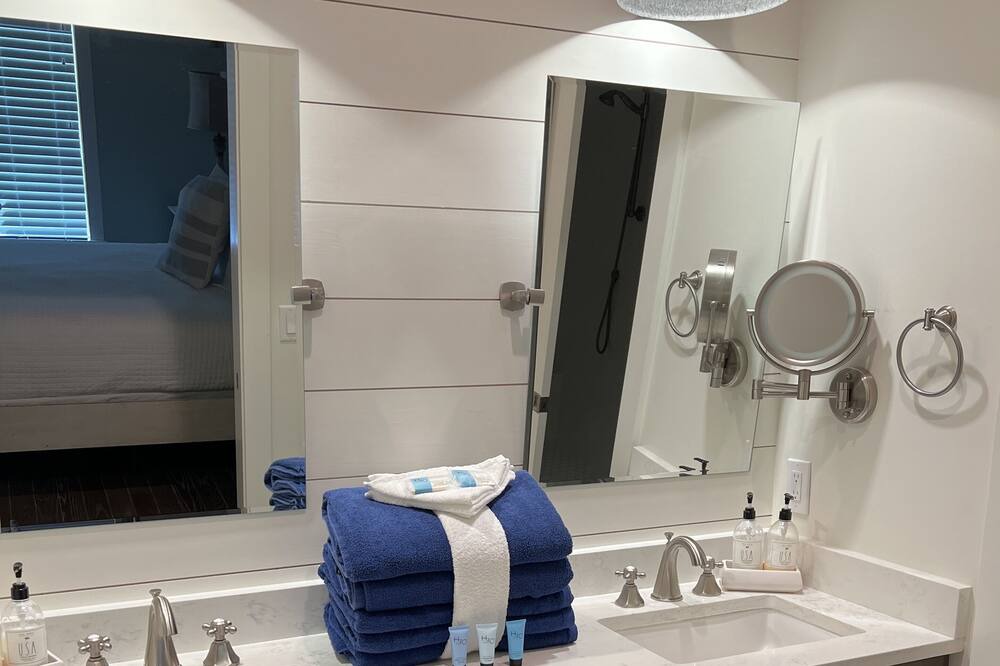 Photo of Bathroom in White's Gulfview