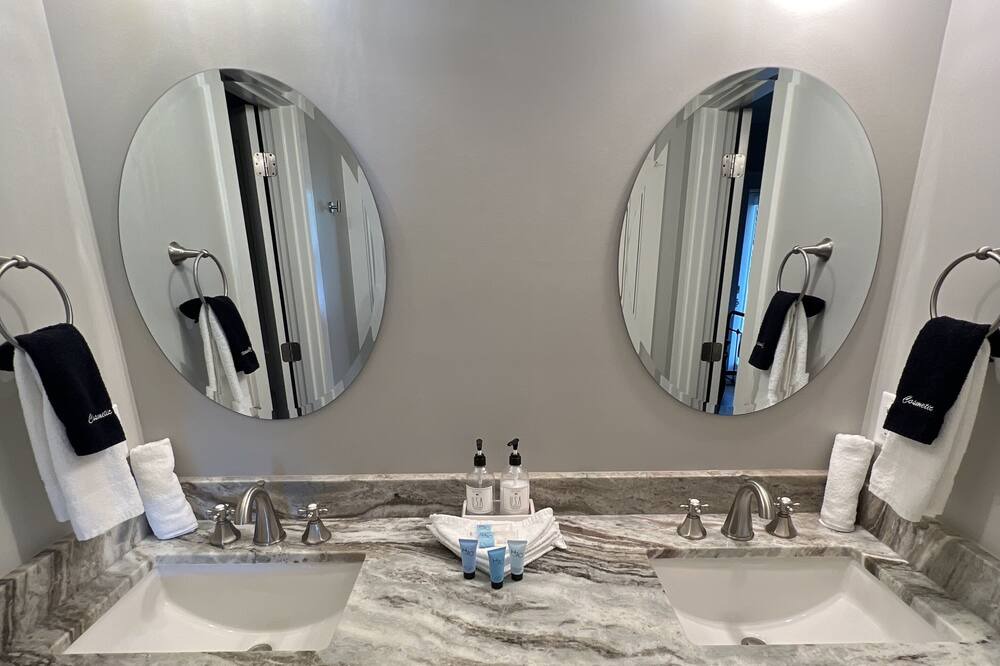 Photo of Bathroom in White's Gulfview