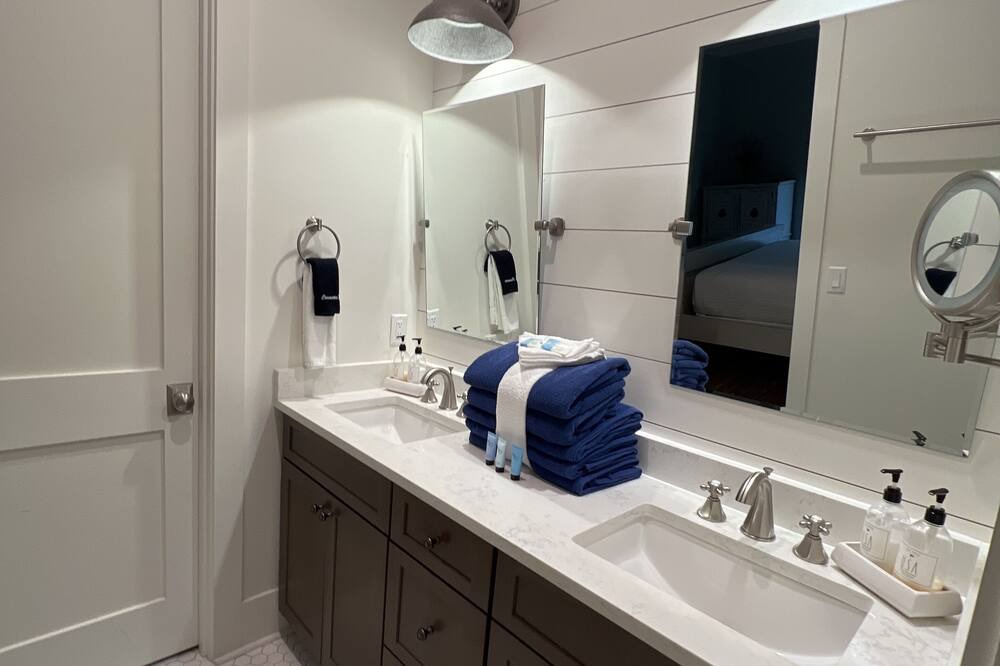 Photo of Bathroom in White's Gulfview