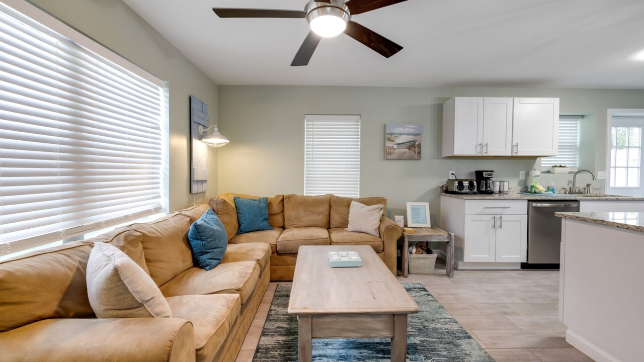 Photo of Livingroom in Biltmore Beach