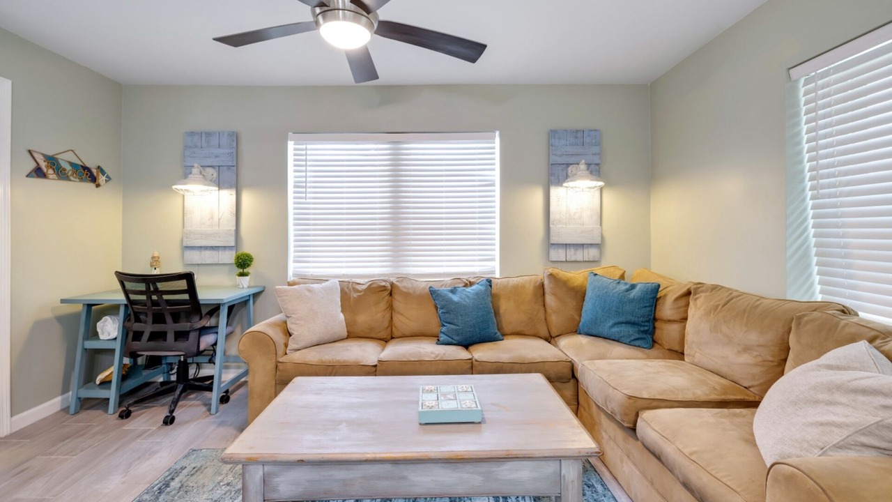 Photo of Livingroom in Biltmore Beach