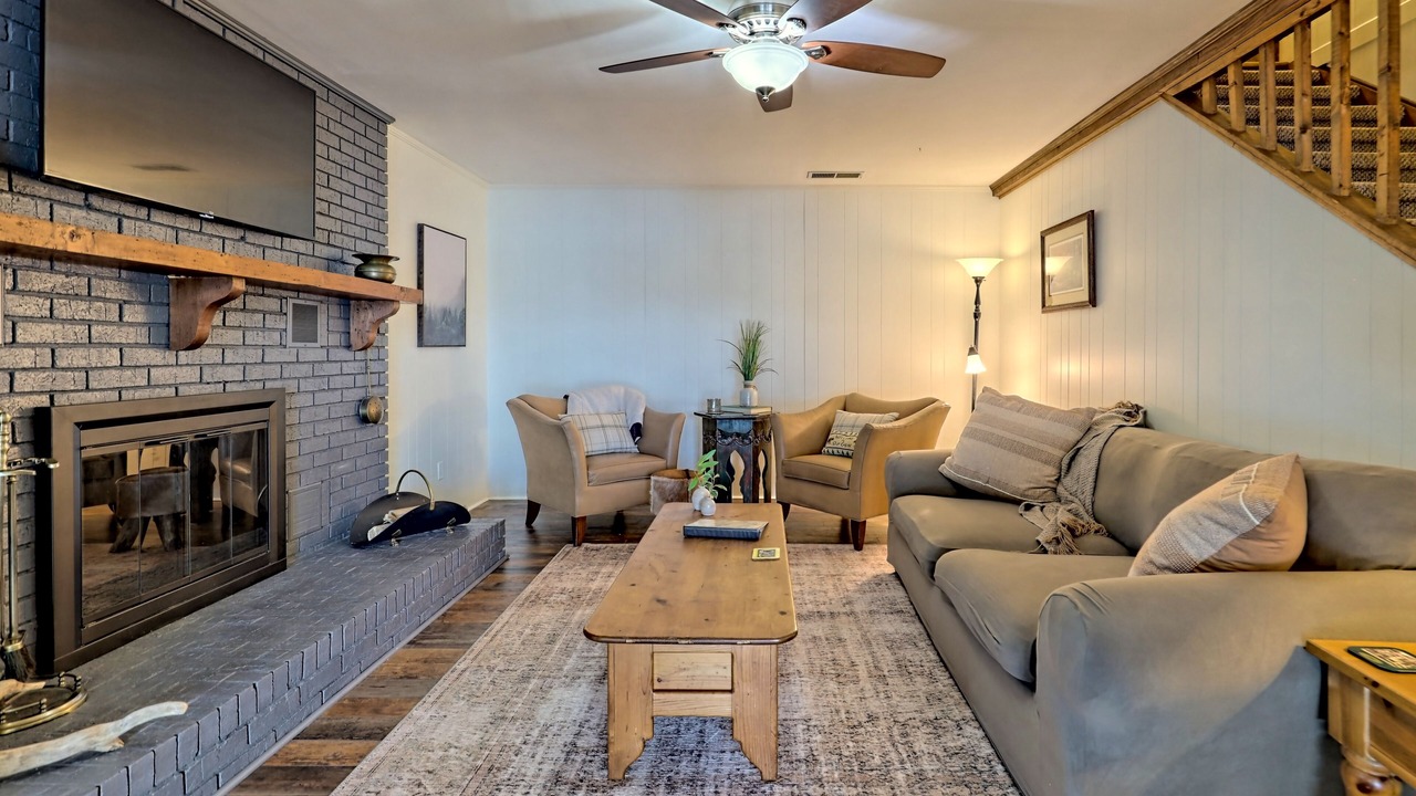 Photo of Livingroom in Hiawassee