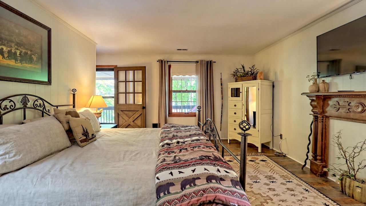 Photo of Bedroom in Hiawassee