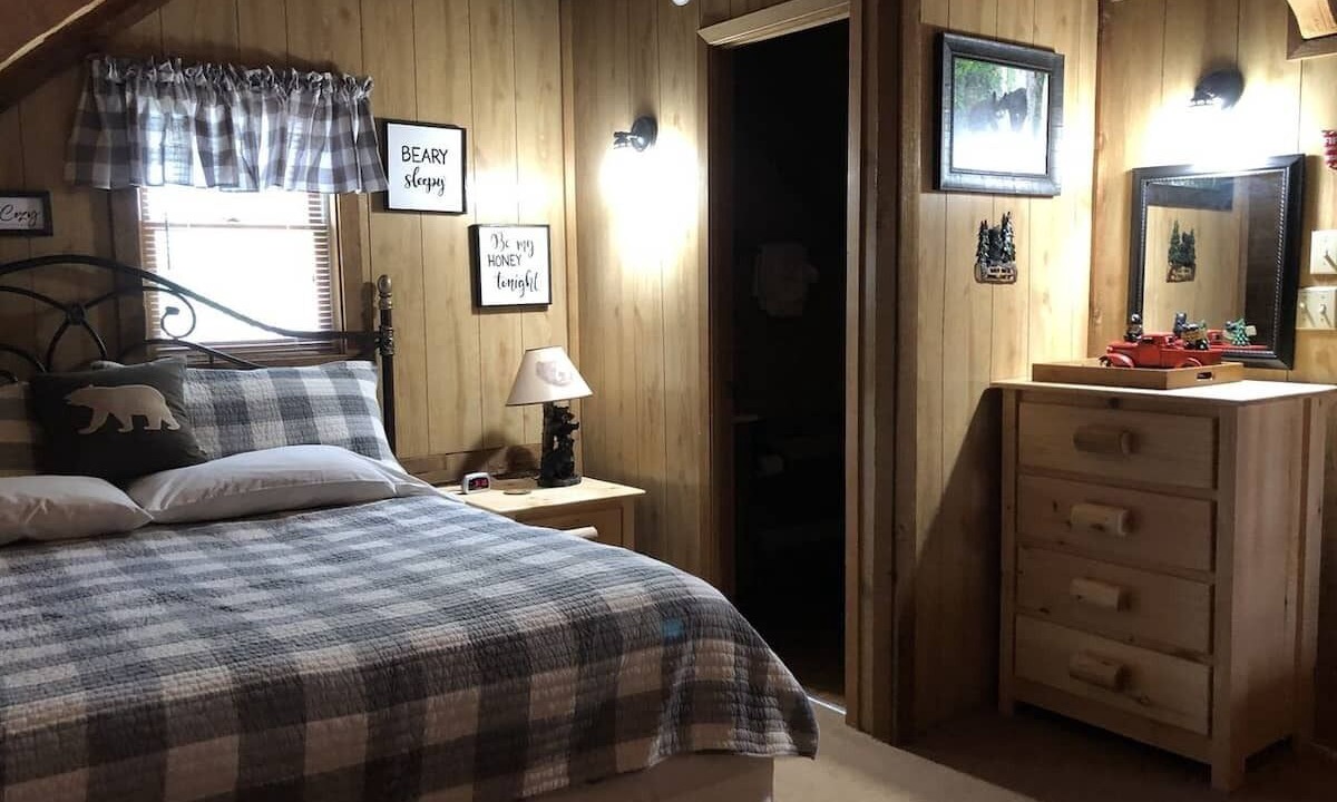 Photo of Bedroom in Rocky Grove