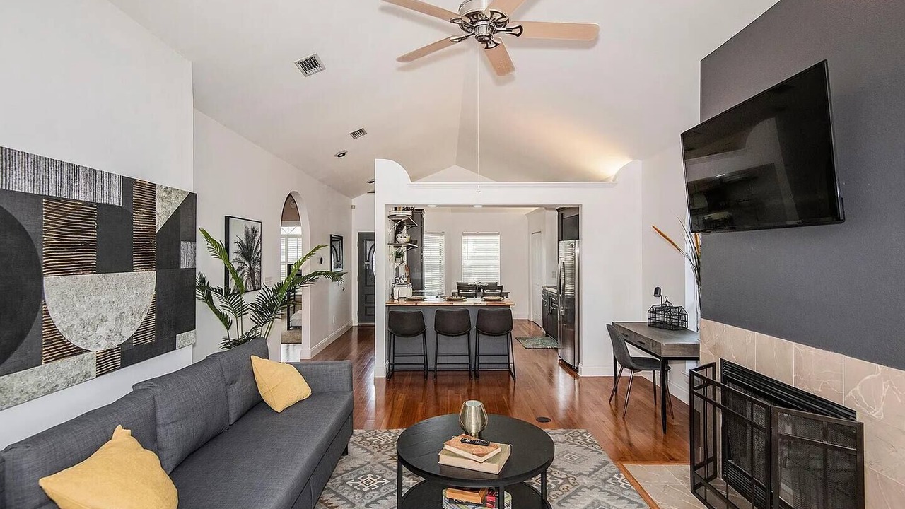 Photo of Livingroom in East Hill