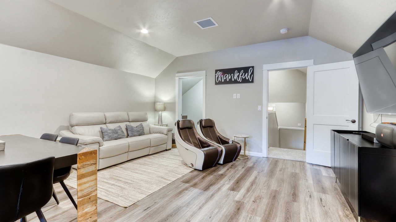 Photo of Livingroom in Oregon Water Wonderland