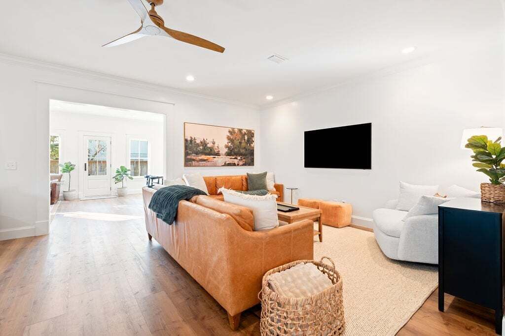 Photo of Livingroom in White's Gulfview