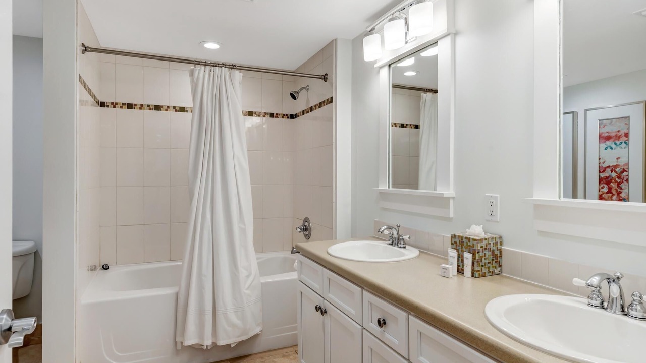 Photo of Bathroom in Baytowne Wharf
