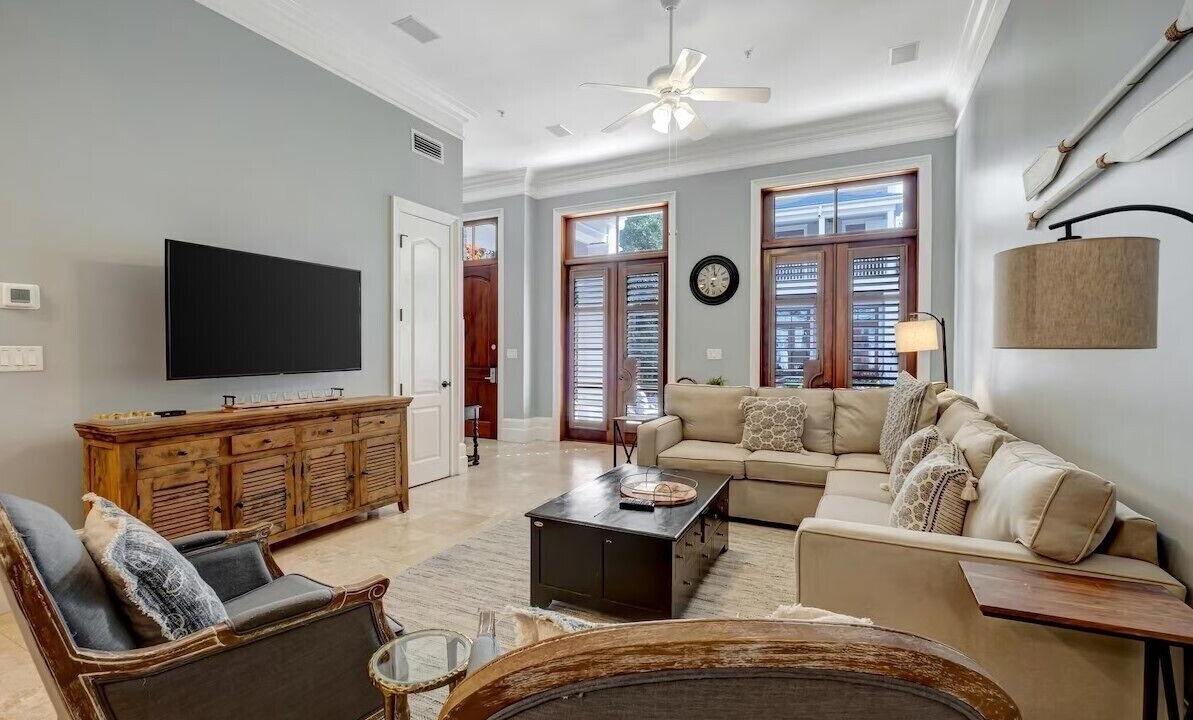 Photo of Livingroom in Baytowne Wharf