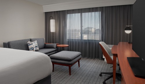 Room, 1 King Bed, Hearing Accessible (Roll-in Shower)
