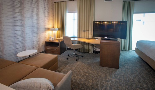 Studio, 1 King Bed with Sofa bed (Mobility/Hearing Accessible, Tub)