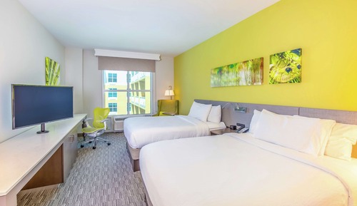 2 Queen Beds, Pool View