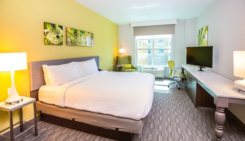 1 King Bed, Pool View