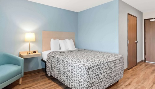 Studio Suite, 1 Queen Bed, Non Smoking (Transfer Shower)