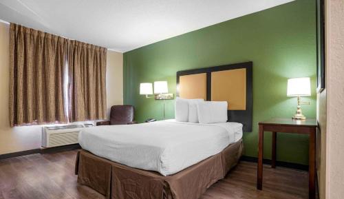 Queen studio with 1 Queen Bed - Disability Access/Non-Smoking