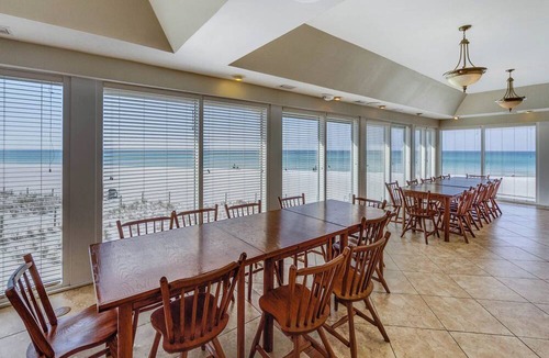Sunnyside Condo | Beachfront Charm Meets Lake Life + Free Tickets: Dolphin Cruise & More!