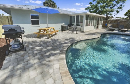 Laguna Beach Estates House | Wanna Go Back 3 Bedroom Home by RedAwning