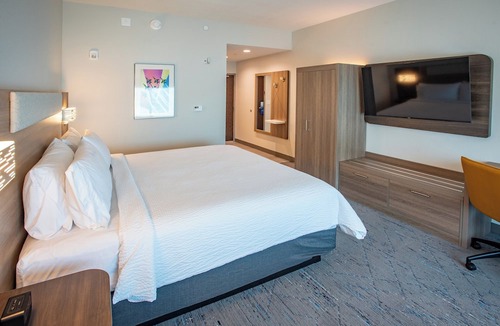 Ferry Pass Hotel | Holiday Inn Express & Suites Pensacola Airport North – I-10 by IHG
