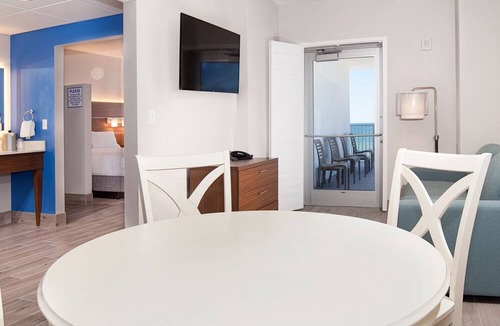 Panama City Beach Hotel | Holiday Inn Express & Suites Panama City Beach - Beachfront by IHG