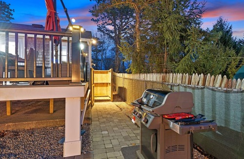 West Yarmouth House | Awesome Cottage! 1/2mi to beach, Hot Tub, Bar, Firepit, Dog