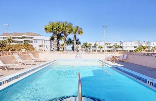 Pensacola Beach Condo | Great Location Right on the Water – Large Community Pool!