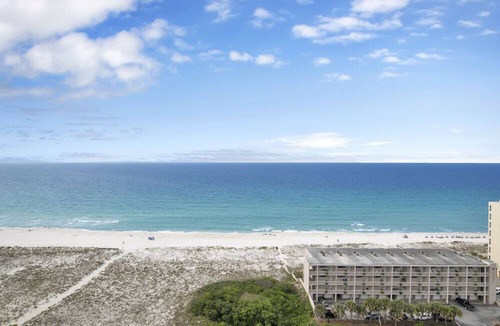Pensacola Beach Condo | Spacious Gulf-front condo w. direct beach access, great pool
