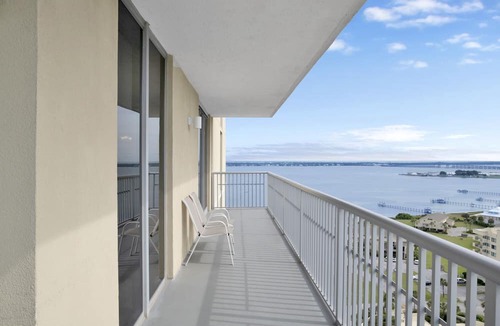Pensacola Beach Condo | Spacious Gulf-front condo w. direct beach access, great pool