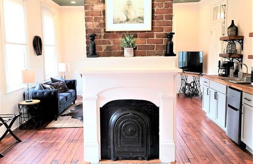 Old East Hill Apartment | The Kelley House | Suite 4 w/Balcony Access
