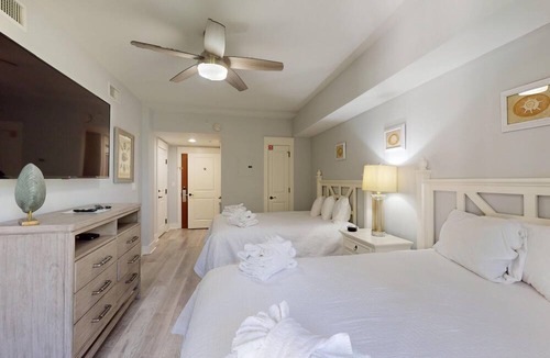Baytowne Wharf Condo | Market Street Inn 434 - Studio with 2 queen beds, close to Baytowne Wharf!