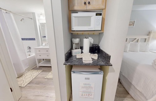 Baytowne Wharf Condo | Market Street Inn 434 - Studio with 2 queen beds, close to Baytowne Wharf!