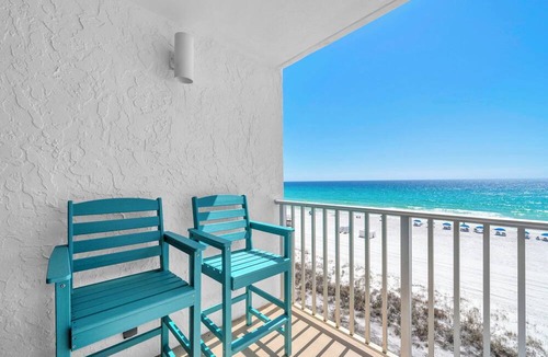 Panama City Beach Condo | Beachfront~Updated~Resort with Pools~Salty Kisses Windward at Edgewater403