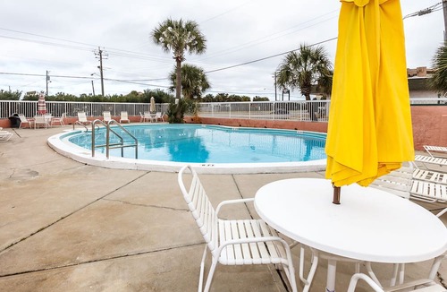 Fort Walton Beach Condo | 105 Tropical Isle Cozy Gulfside Condo ~ Beach Svc Included ~ AUG SALE