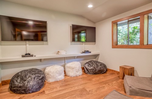 Century West Condo | Enjoy Deschutes River Views from Beautiful 1-Bedroom Mt. Bachelor Village Condo!