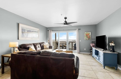 Innerarity Townhomes Condo | Bayfront Paradise-Steps to Sand, Pool, Kayaking