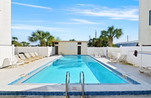 Holiday Beach Condo | Sand Castle Serenity Studio - Sleeps 4 - Steps to the Beach - No Extra Fees