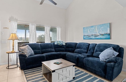 El Centro Beach Condo | Pet-Friendly 2BR | Walk to the Beach | Pool