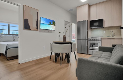 East Little Havana Apartment | Prestige Retreat by Renzzi