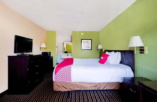 Northwest Pensacola Apartment | King Bed|Smoking|Pensacola FL