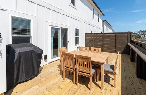 Corolla Light Condo | Swell | Walk to the Beach | Hot Tub, Dog Friendly, and Community Pool